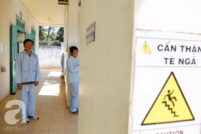 Nghẹn lòng cảnh con trai cản mẹ vào viện thăm, 9 năm đón Tết cô độc: Mẹ thương con xin đừng vào đây nữa-2