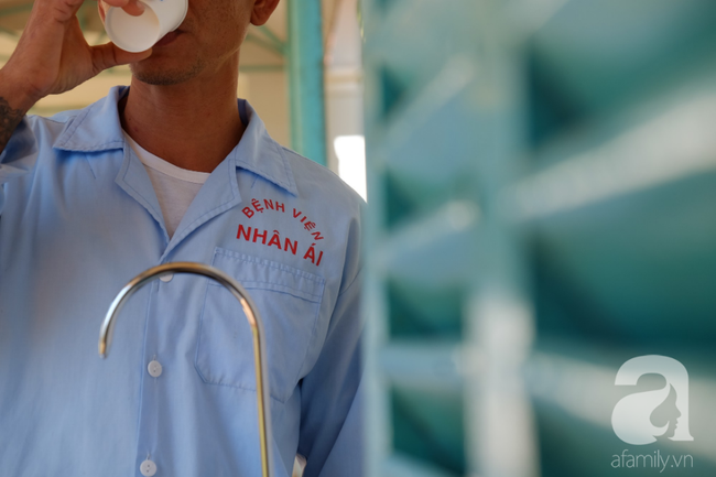 Nghẹn lòng cảnh con trai cản mẹ vào viện thăm, 9 năm đón Tết cô độc: Mẹ thương con xin đừng vào đây nữa-4