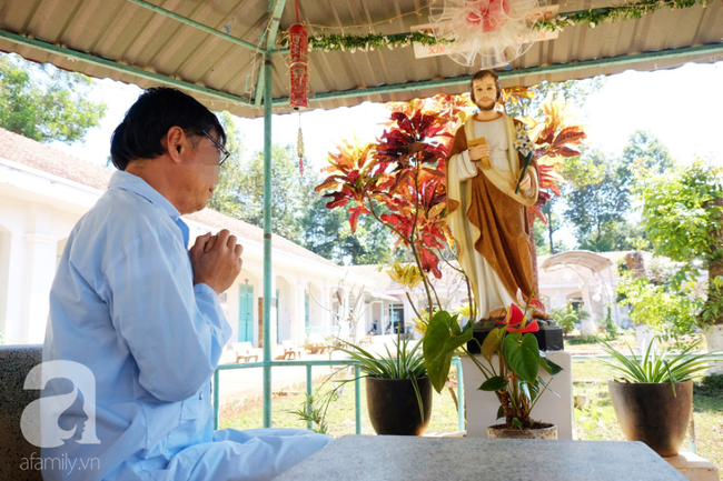 Nghẹn lòng cảnh con trai cản mẹ vào viện thăm, 9 năm đón Tết cô độc: Mẹ thương con xin đừng vào đây nữa-14