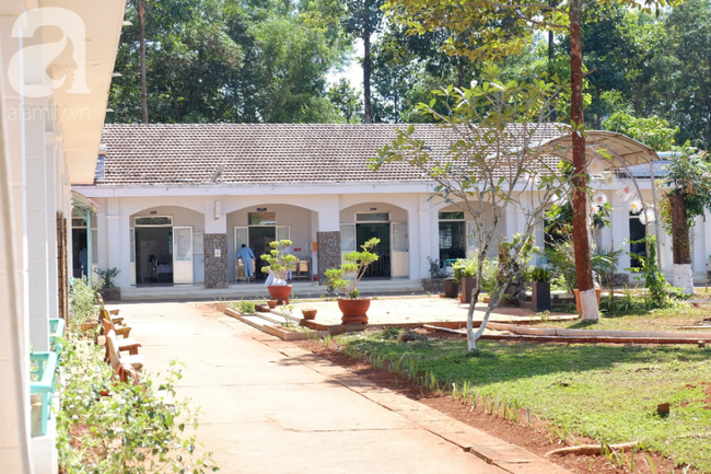 Nghẹn lòng cảnh con trai cản mẹ vào viện thăm, 9 năm đón Tết cô độc: Mẹ thương con xin đừng vào đây nữa-15