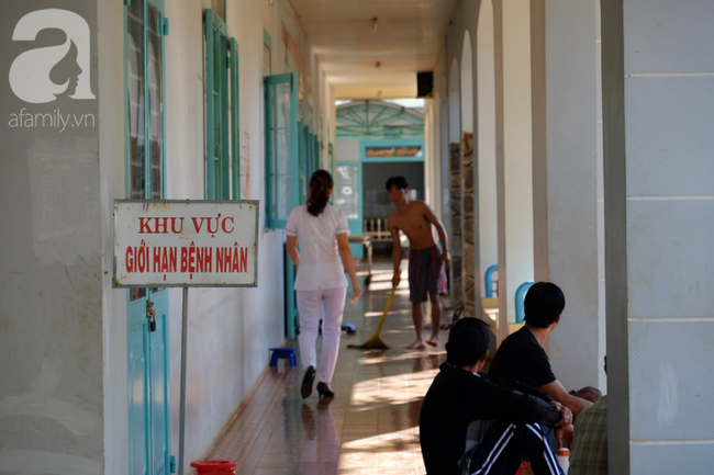 Nghẹn lòng cảnh con trai cản mẹ vào viện thăm, 9 năm đón Tết cô độc: Mẹ thương con xin đừng vào đây nữa-10