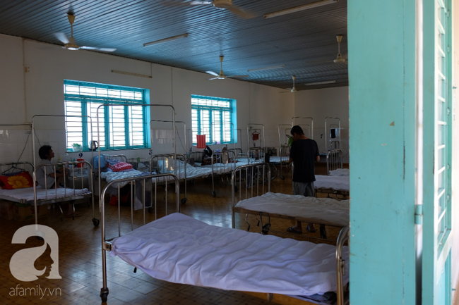 Nghẹn lòng cảnh con trai cản mẹ vào viện thăm, 9 năm đón Tết cô độc: Mẹ thương con xin đừng vào đây nữa-5