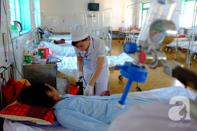 Nghẹn lòng cảnh con trai cản mẹ vào viện thăm, 9 năm đón Tết cô độc: Mẹ thương con xin đừng vào đây nữa-6