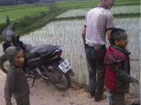 Ôtô tải đâm hàng loạt xe máy đang chờ đèn đỏ, nhiều người nhập viện-3