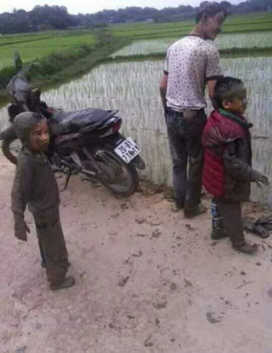 Đi chúc Tết lao thẳng xe xuống ruộng, thái độ của người phụ nữ khiến tất cả bất ngờ-2