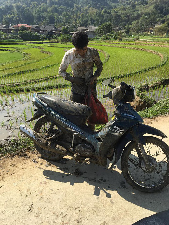 Đi chúc Tết lao thẳng xe xuống ruộng, thái độ của người phụ nữ khiến tất cả bất ngờ-3