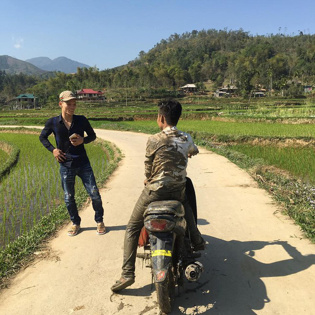 Đi chúc Tết lao thẳng xe xuống ruộng, thái độ của người phụ nữ khiến tất cả bất ngờ-4