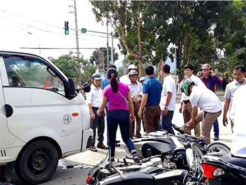 Ôtô tải đâm hàng loạt xe máy đang chờ đèn đỏ, nhiều người nhập viện