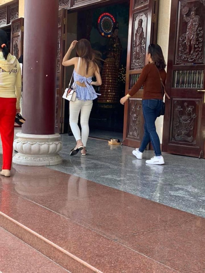 Hình ảnh các cô gái trẻ mặc váy ngắn cũn cỡn đi lễ chùa dịp đầu năm khiến nhiều người phải nhíu mày-4