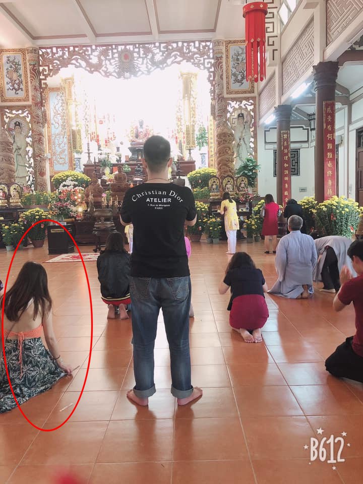 Hình ảnh các cô gái trẻ mặc váy ngắn cũn cỡn đi lễ chùa dịp đầu năm khiến nhiều người phải nhíu mày-2