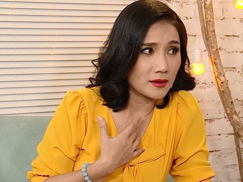 'Bà mối' Cát Tường bị giật túi xách ngay trước cửa nhà đúng mùng 3 Tết