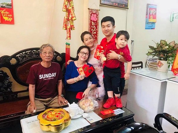 Khoảnh khắc đón Tết cùng nhau của các cặp đôi Sao Việt: Mỗi cây mỗi hoa, mỗi nhà mỗi cảnh-1