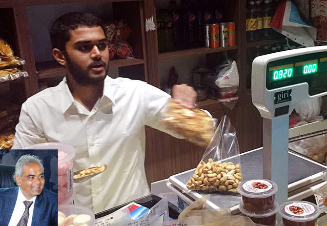 Ba bộ quần áo, hơn 2 triệu đồng: Vị tỷ phú đẩy con ra đường mưu sinh-1