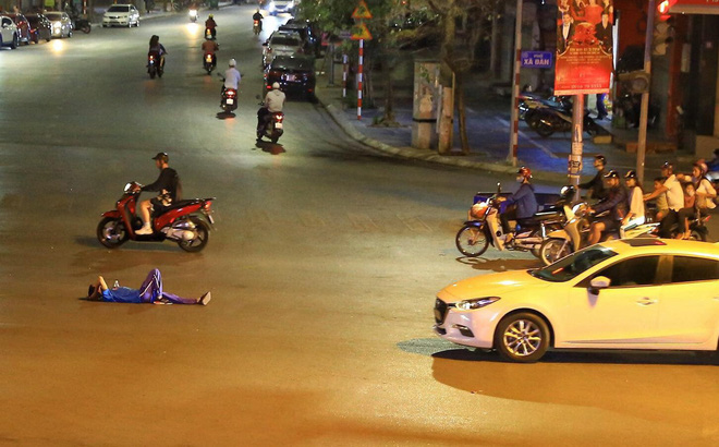 Người đàn ông và hành động kì quặc giữa ngã tư đêm mùng 3 Tết-1