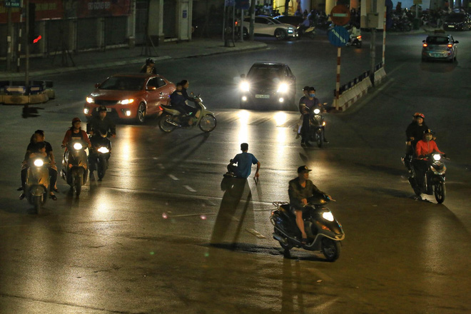 Người đàn ông và hành động kì quặc giữa ngã tư đêm mùng 3 Tết-2