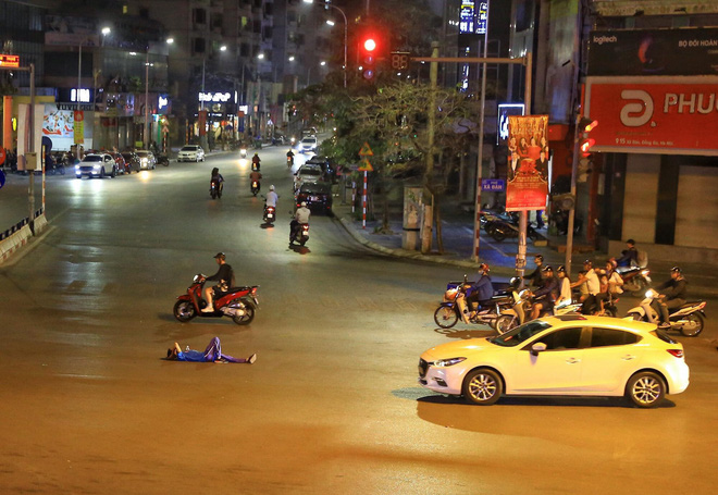 Người đàn ông và hành động kì quặc giữa ngã tư đêm mùng 3 Tết-3