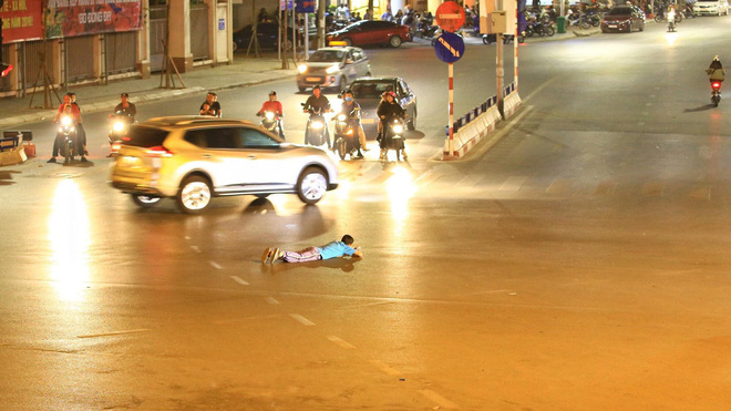 Người đàn ông và hành động kì quặc giữa ngã tư đêm mùng 3 Tết-4