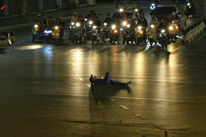 Người đàn ông và hành động kì quặc giữa ngã tư đêm mùng 3 Tết-5