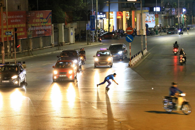 Người đàn ông và hành động kì quặc giữa ngã tư đêm mùng 3 Tết-6