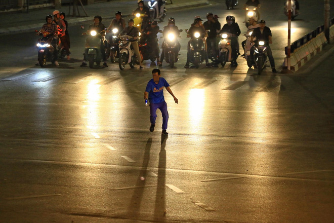 Người đàn ông và hành động kì quặc giữa ngã tư đêm mùng 3 Tết-7