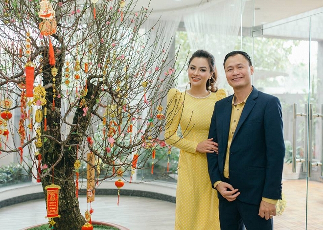 Vũ Thu Phương rạng rỡ bên con chung, con riêng của chồng vào dịp Tết-1