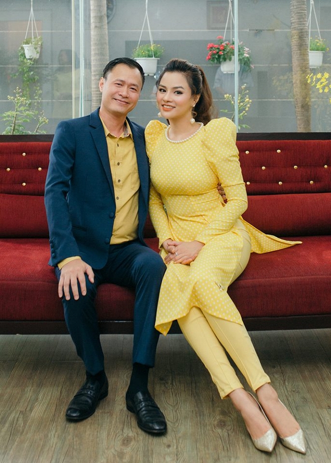 Vũ Thu Phương rạng rỡ bên con chung, con riêng của chồng vào dịp Tết-4