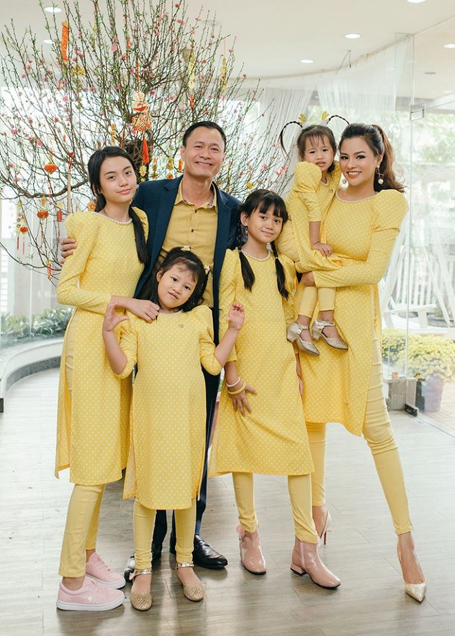 Vũ Thu Phương rạng rỡ bên con chung, con riêng của chồng vào dịp Tết-5