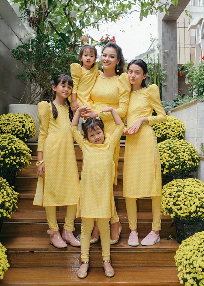 Vũ Thu Phương rạng rỡ bên con chung, con riêng của chồng vào dịp Tết-6