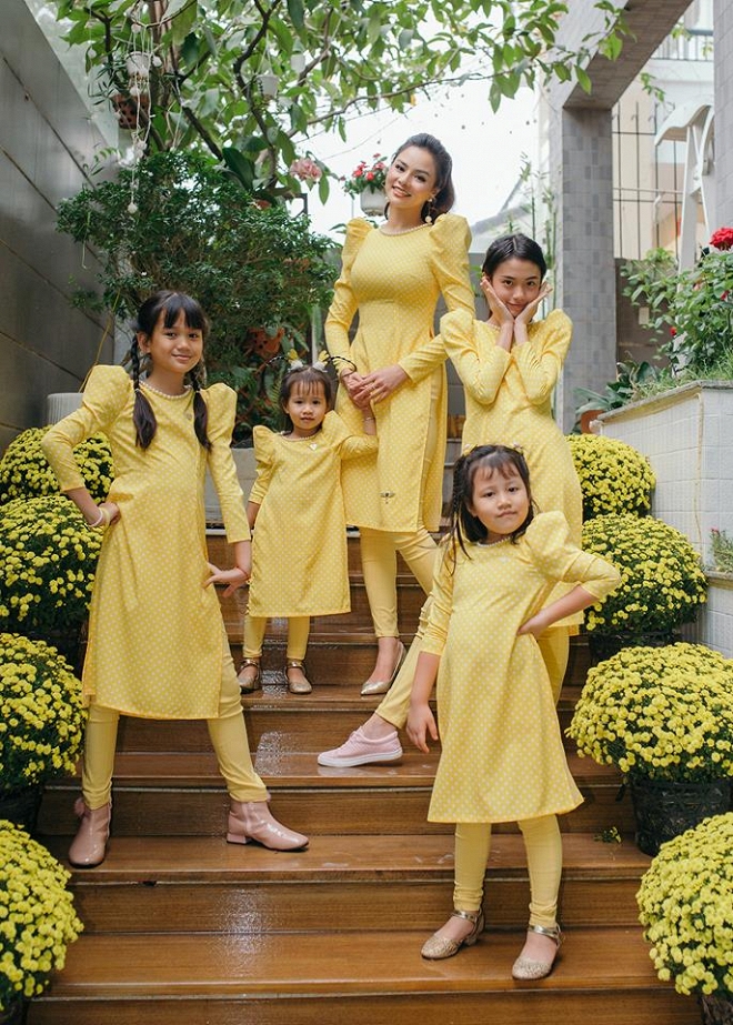 Vũ Thu Phương rạng rỡ bên con chung, con riêng của chồng vào dịp Tết-8