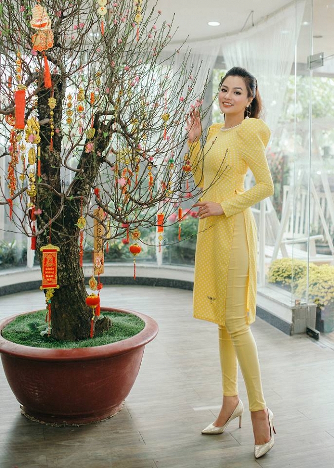 Vũ Thu Phương rạng rỡ bên con chung, con riêng của chồng vào dịp Tết-9