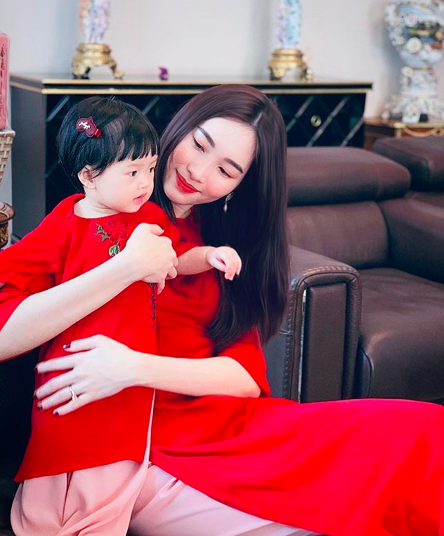 Con gái Sophia gần 1 tuổi diện Áo dài đỏ rực cực đáng yêu đón Tết cùng mẹ Đặng Thu Thảo-1