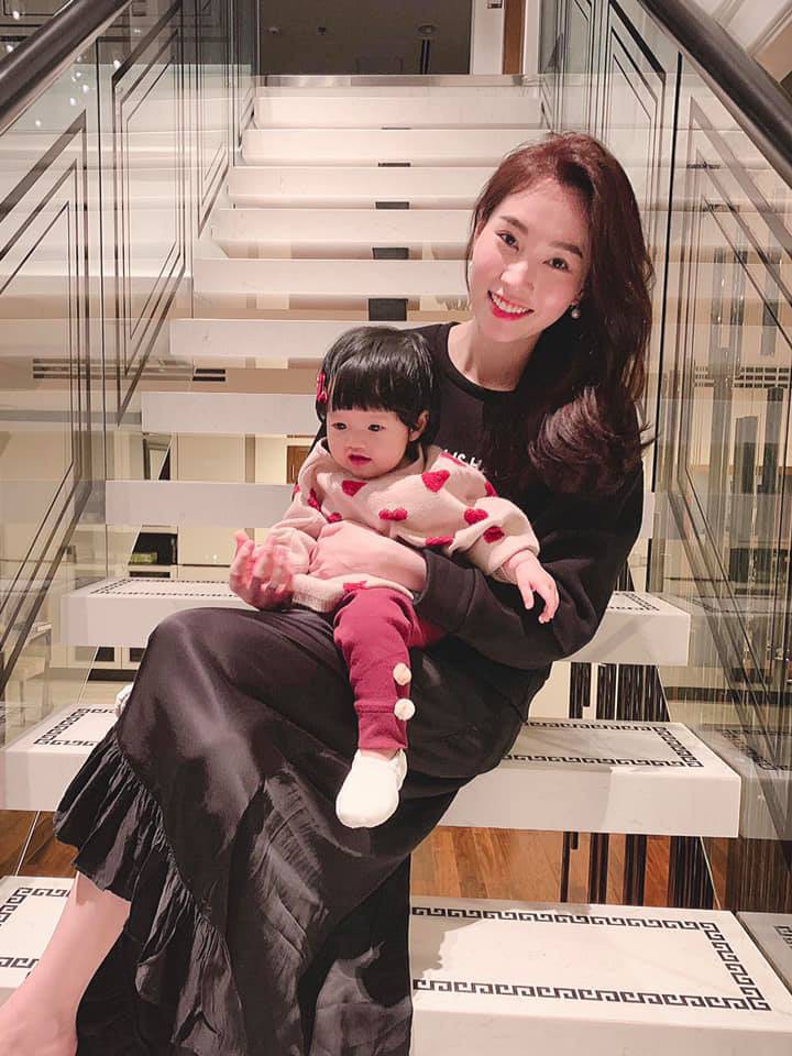 Con gái Sophia gần 1 tuổi diện Áo dài đỏ rực cực đáng yêu đón Tết cùng mẹ Đặng Thu Thảo-3