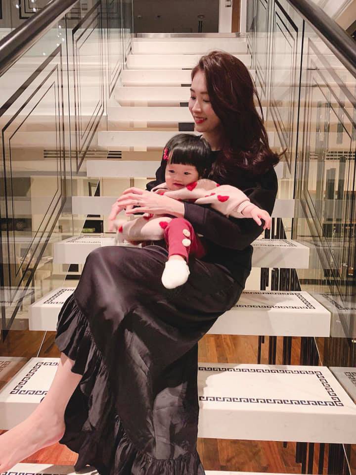 Con gái Sophia gần 1 tuổi diện Áo dài đỏ rực cực đáng yêu đón Tết cùng mẹ Đặng Thu Thảo-4