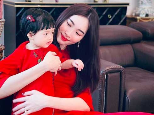 Con gái Sophia gần 1 tuổi diện Áo dài đỏ rực cực đáng yêu đón Tết cùng mẹ Đặng Thu Thảo