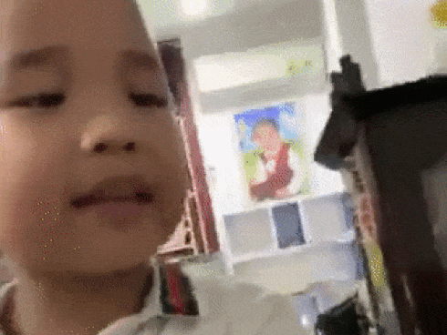 Ông bố bỉm sữa Phan Hiển gây sốt với clip chăm con gái ngủ quá khéo trên bàn nhậu ngày Tết-1