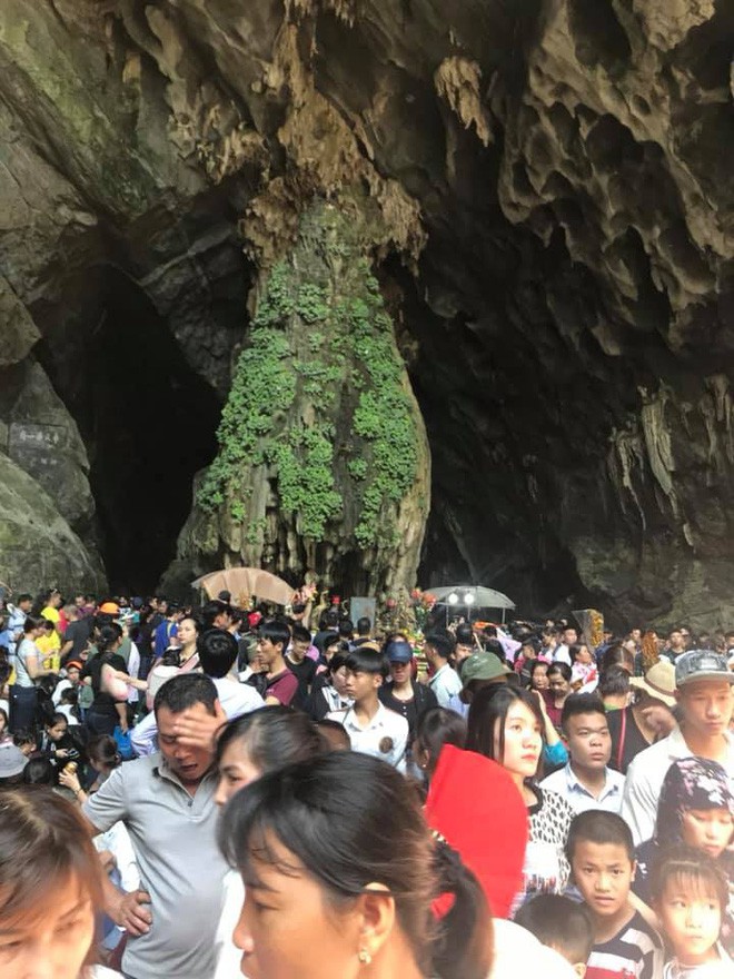 Chùa Hương thất thủ” ngày mùng 4 Tết, hàng vạn người chen chân chờ cáp treo lên động Hương Tích-5