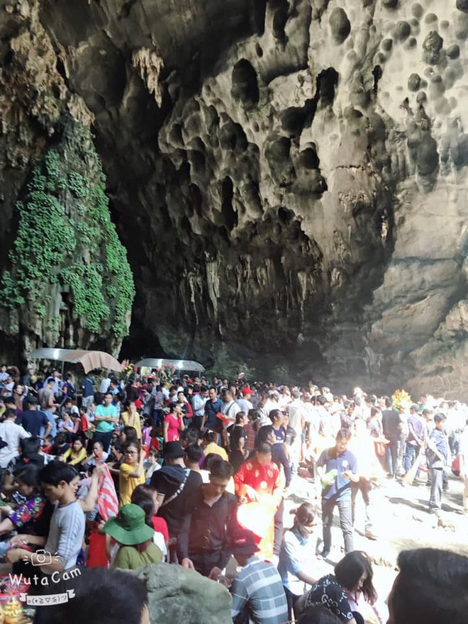 Chùa Hương thất thủ” ngày mùng 4 Tết, hàng vạn người chen chân chờ cáp treo lên động Hương Tích-6