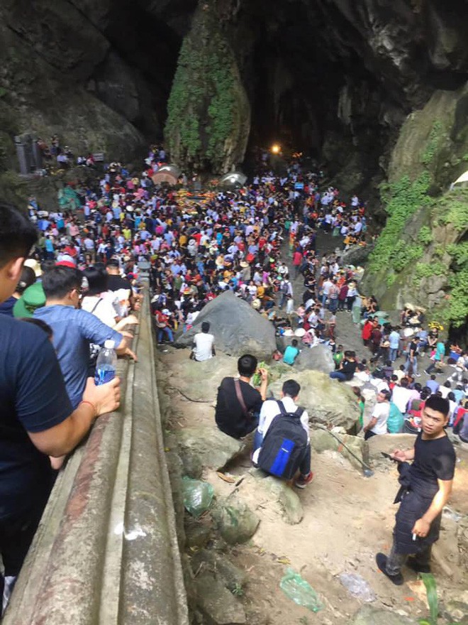 Chùa Hương thất thủ” ngày mùng 4 Tết, hàng vạn người chen chân chờ cáp treo lên động Hương Tích-7