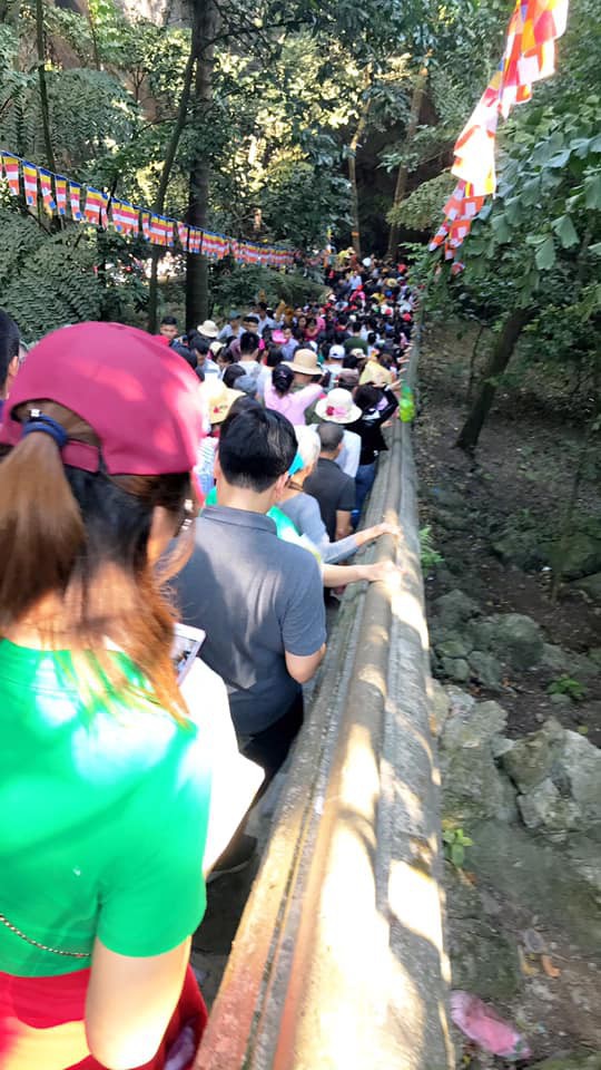 Chùa Hương thất thủ” ngày mùng 4 Tết, hàng vạn người chen chân chờ cáp treo lên động Hương Tích-10
