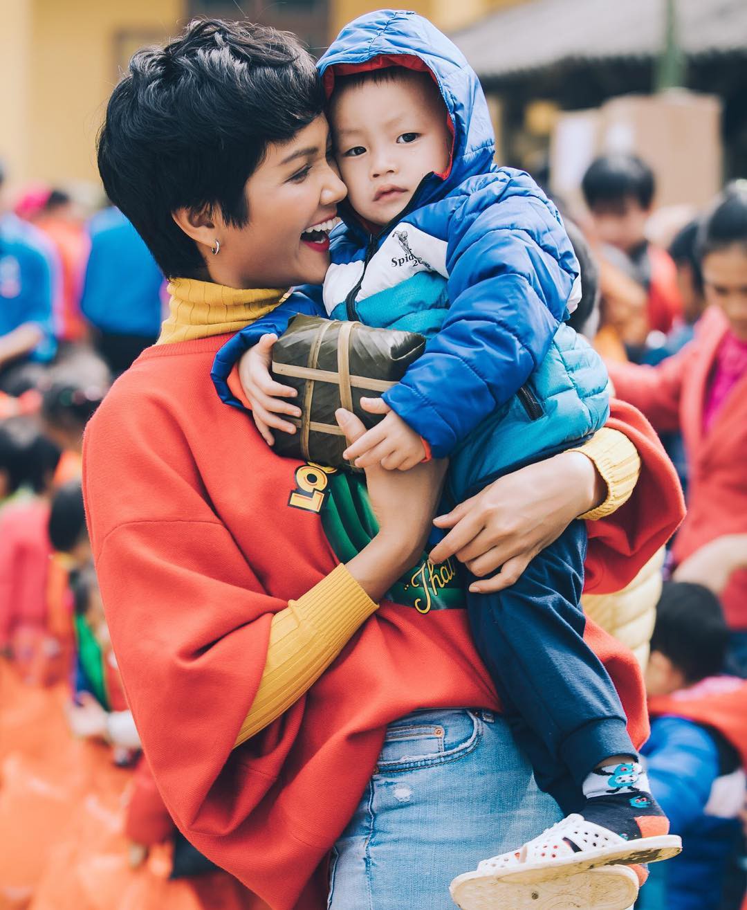 Cùng diện mẫu áo ngộ nghĩnh, Bảo Anh vẫn cá tính bất chấp trong khi H’Hen Niê lại dễ thương muốn xỉu-2