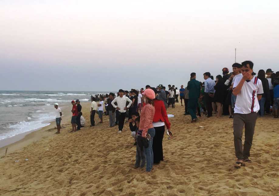 4 học sinh bị sóng biển nhấn chìm: Tuyệt vọng ấn ngực cứu người-3