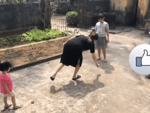 Vừa sinh mổ hơn 1 tháng, hot mom Hằng 'Túi' khiến người xem hết hồn vì chơi nhảy lò cò cùng các con