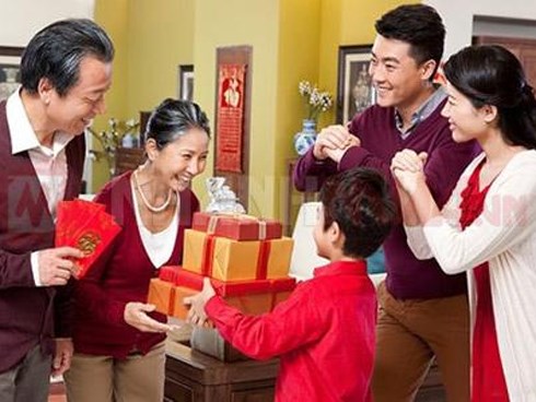 Khoe mẽ lấy được đại gia, Tết nào cũng gánh núi nợ để đẹp mặt chồng
