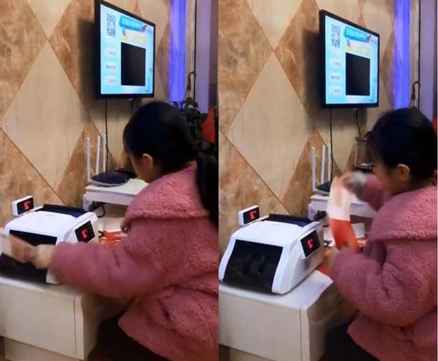 Bé gái phải dùng máy đếm tiền để tính tiền lì xì, cư dân mạng tranh cãi gay gắt-1