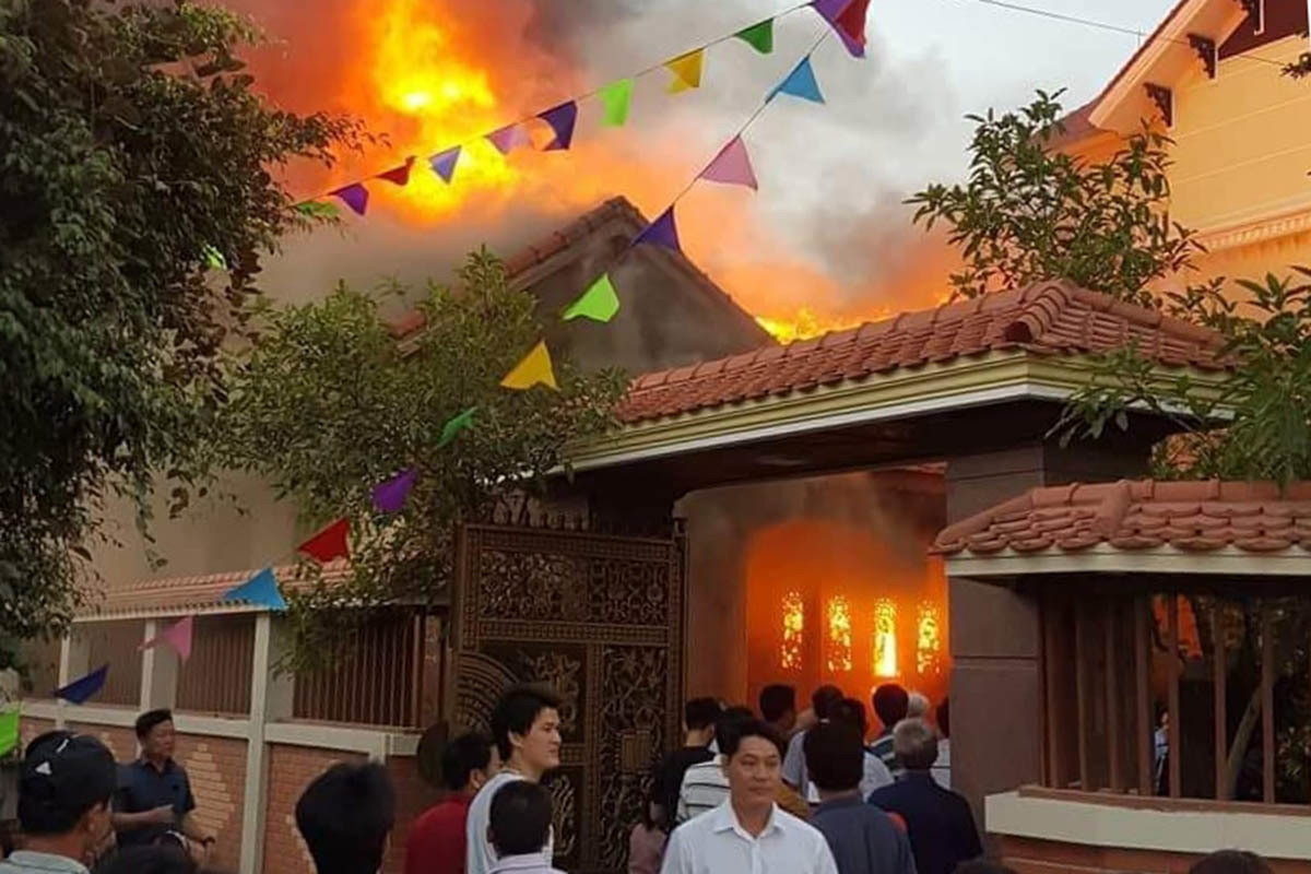 Nhà gỗ 5 gian tiền tỷ cháy rực lửa nghi do thắp hương-2