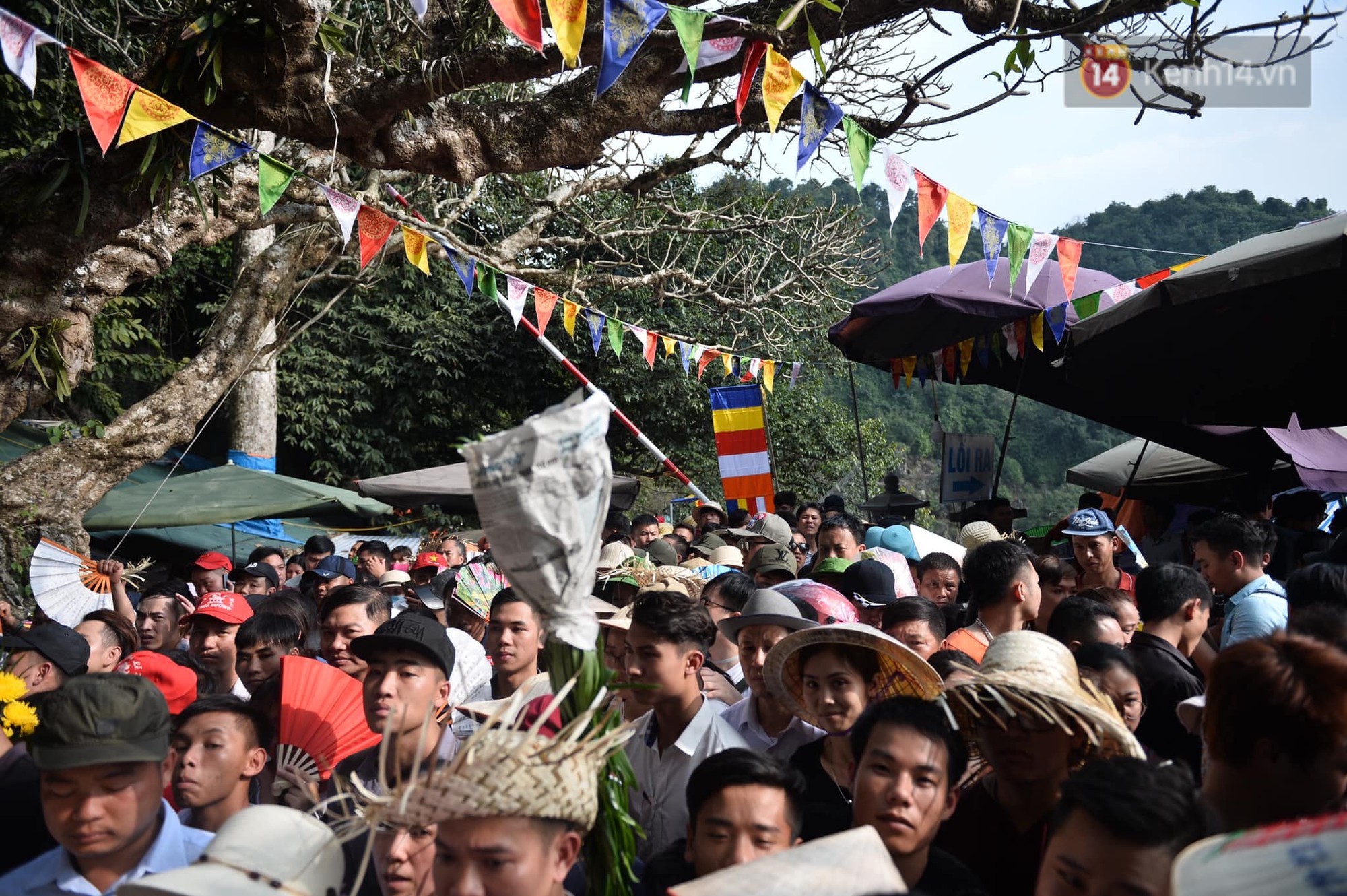 Ảnh: Mệt mỏi vì chen lấn giữa hàng vạn người dù chưa khai hội chùa Hương, nhiều em nhỏ ngủ gục trên vai mẹ-10