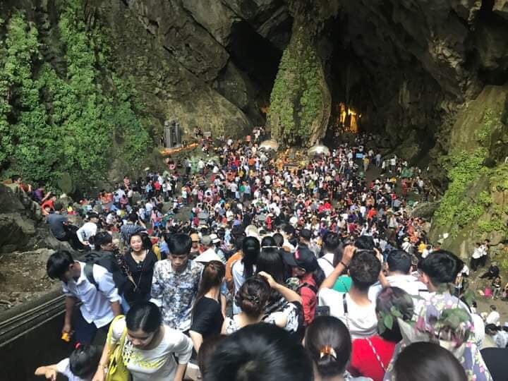 Ảnh: Mệt mỏi vì chen lấn giữa hàng vạn người dù chưa khai hội chùa Hương, nhiều em nhỏ ngủ gục trên vai mẹ-14