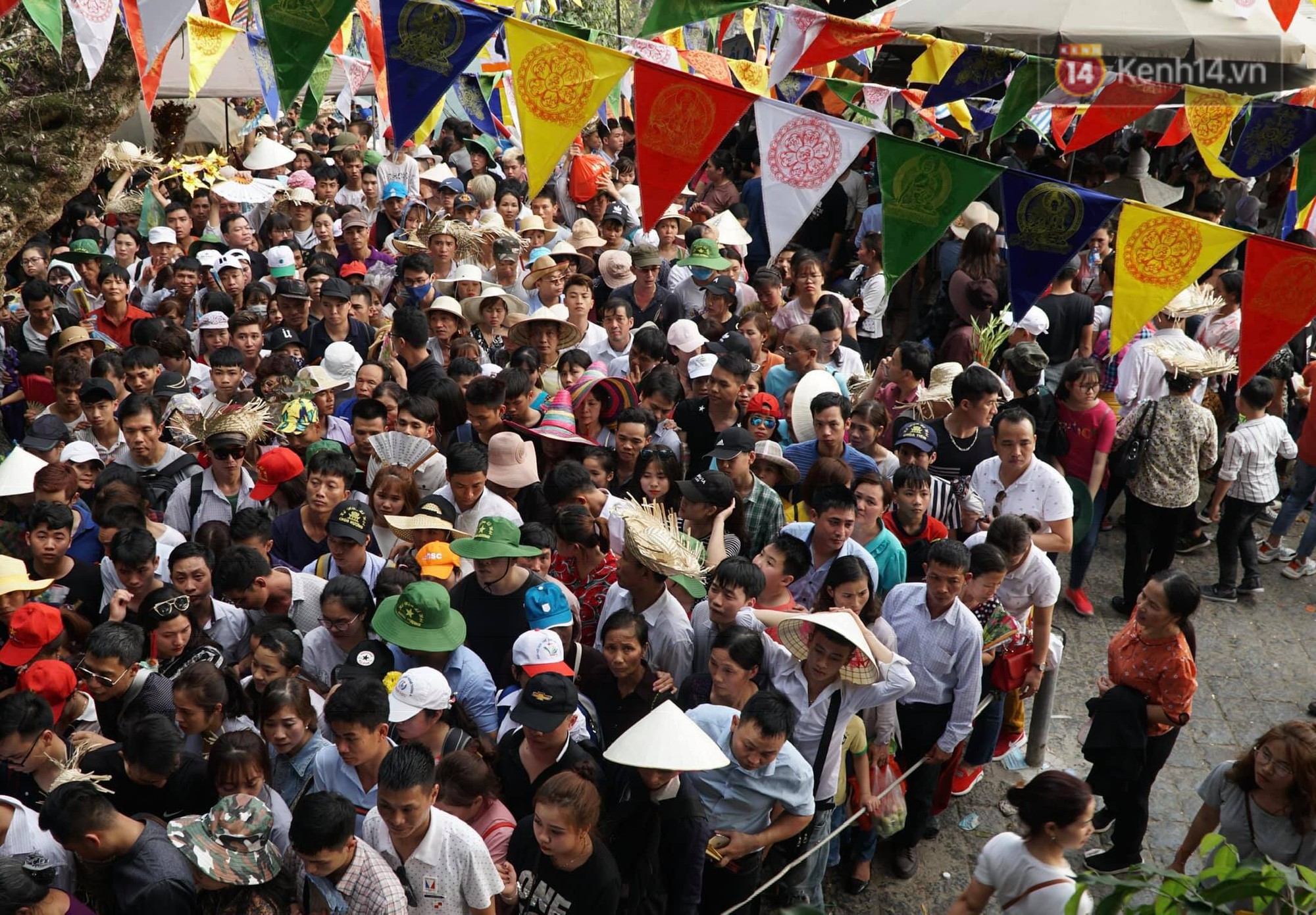 Ảnh: Mệt mỏi vì chen lấn giữa hàng vạn người dù chưa khai hội chùa Hương, nhiều em nhỏ ngủ gục trên vai mẹ-2