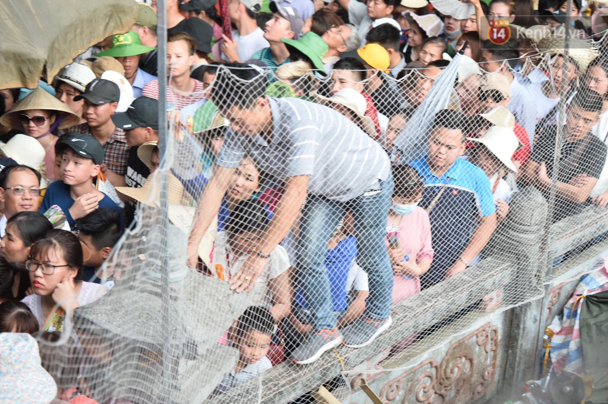 Ảnh: Mệt mỏi vì chen lấn giữa hàng vạn người dù chưa khai hội chùa Hương, nhiều em nhỏ ngủ gục trên vai mẹ-6