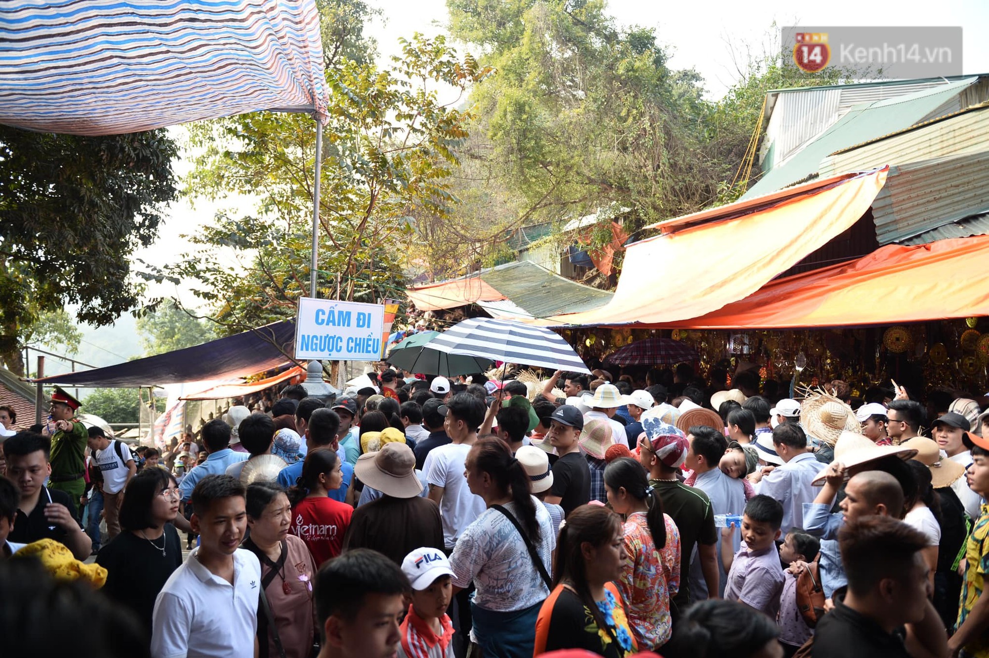 Ảnh: Mệt mỏi vì chen lấn giữa hàng vạn người dù chưa khai hội chùa Hương, nhiều em nhỏ ngủ gục trên vai mẹ-11